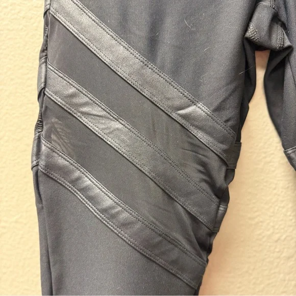 90 degrees by Reflex "Prove Them Wrong" Black Stripped Cropped Leggings Medium - Picture 2 of 7